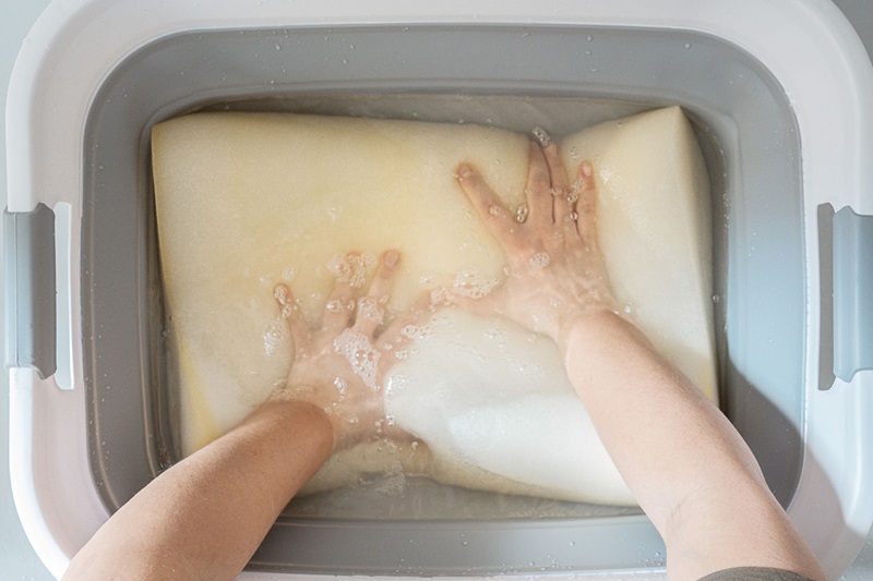 cách giặt gối cao su