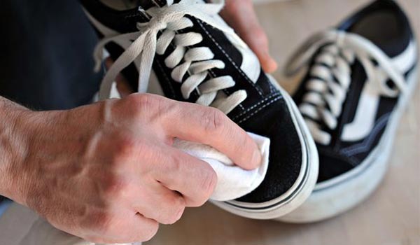 cách xử lý giày vải bị mốc