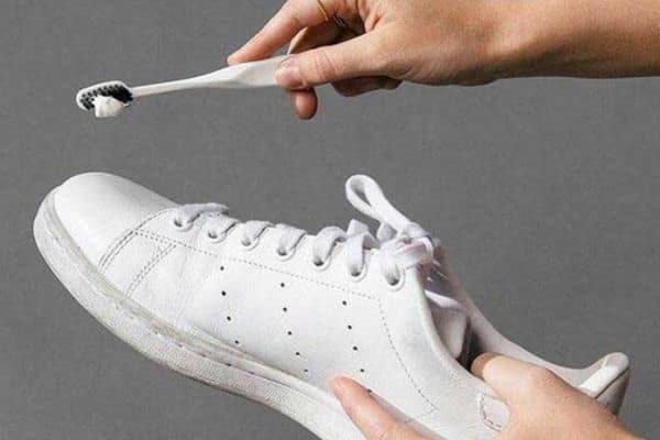 có nên giặt giày adidas không