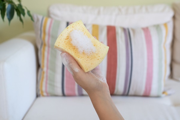 giặt gối bị ố vàng