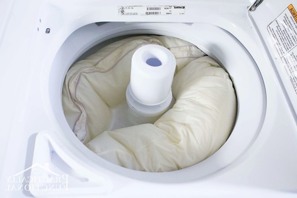 giặt gối bị ố vàng