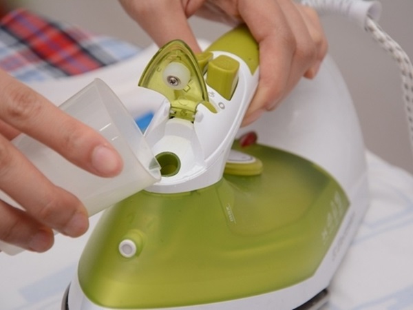 cách là quần áo bằng bàn là hơi nước