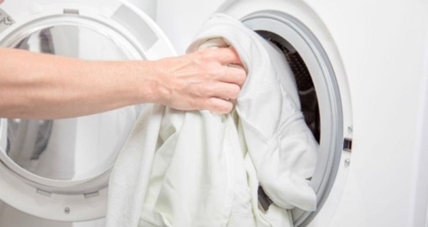 cách tẩy áo trắng bị màu cháo lòng
