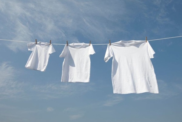 cách tẩy áo trắng bị màu cháo lòng