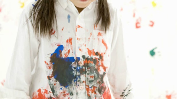 áo bị dính màu acrylic từ tiệm giặt sấy gần đây