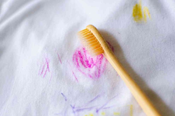 áo bị dính màu acrylic từ tiệm giặt sấy gần đây