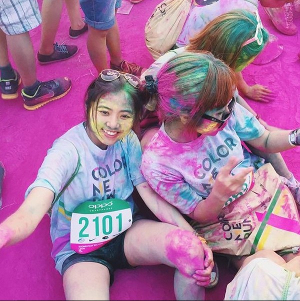 áo bị dính màu acrylic từ tiệm giặt sấy gò vấp