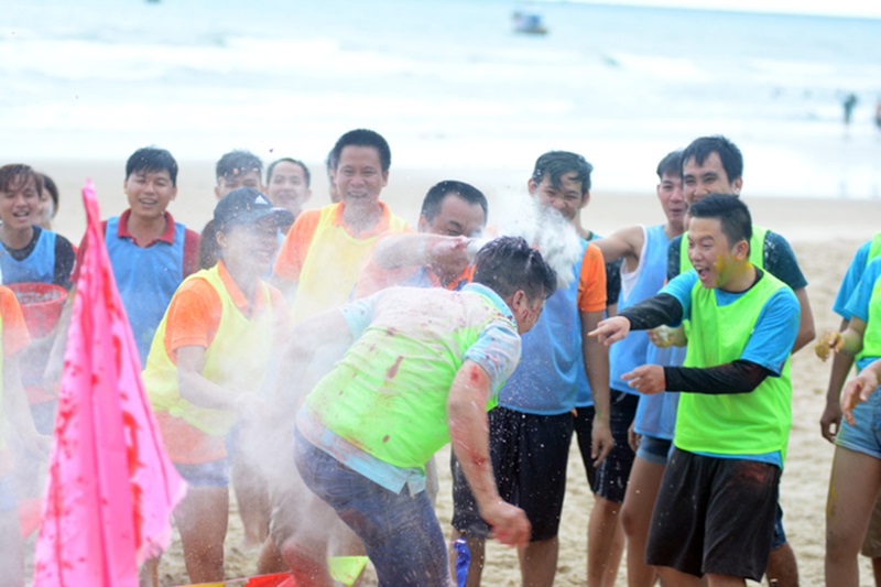 áo bị dính màu acrylic từ tiệm giặt sấy gò vấp