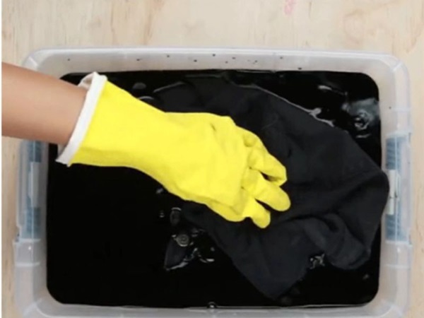cách giặt áo đen không ra màu