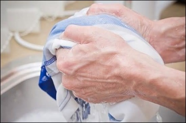 cách giặt quần lót bị vàng