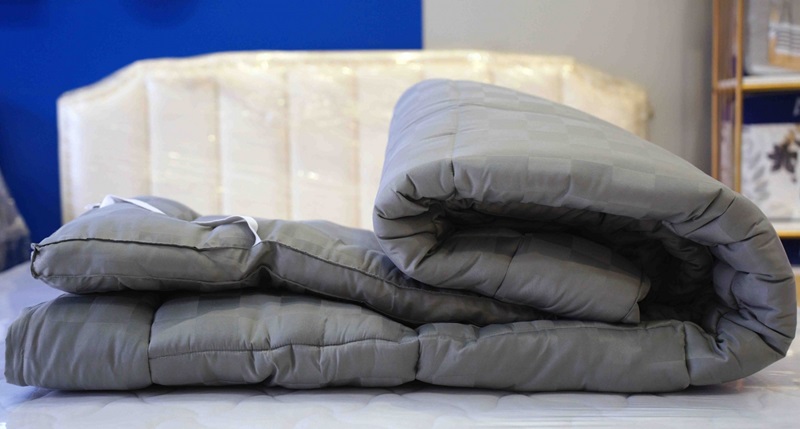 cách giặt topper bị dính máu