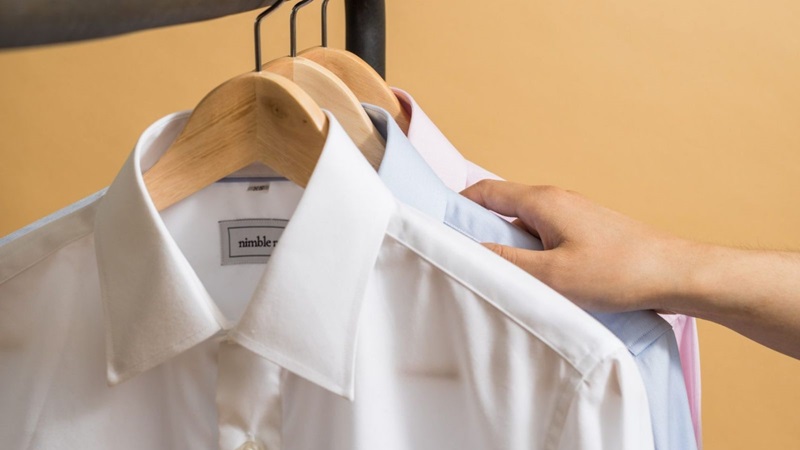 cách tẩy logo in trên áo sơ mi trắng