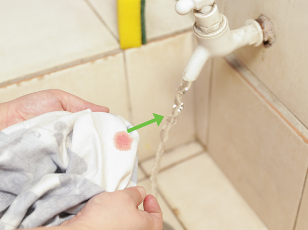 cách tẩy vết máu kinh nguyệt trên quần áo