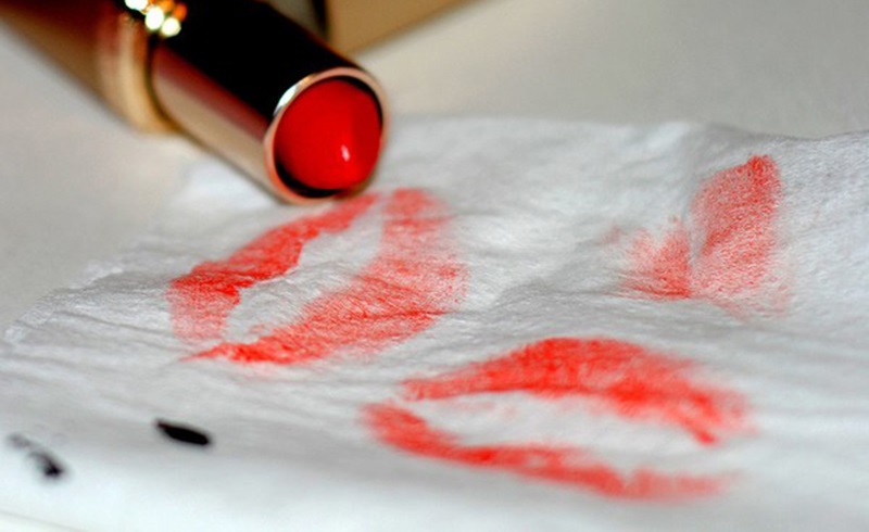 cách tẩy vết son trên áo sơ mi trắng