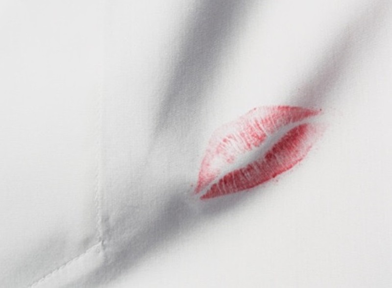 cách tẩy vết son trên áo sơ mi trắng