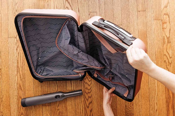 có nên giặt vali không