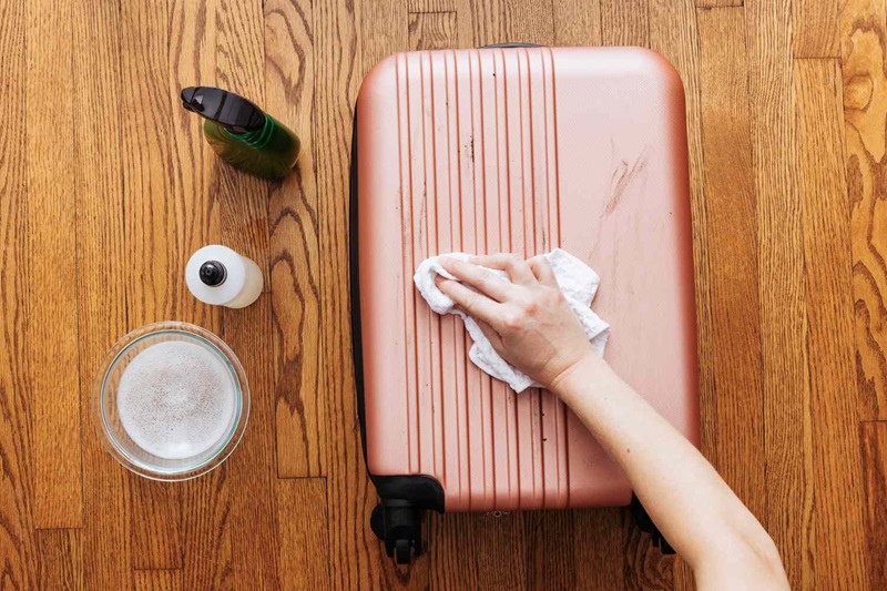 có nên giặt vali không