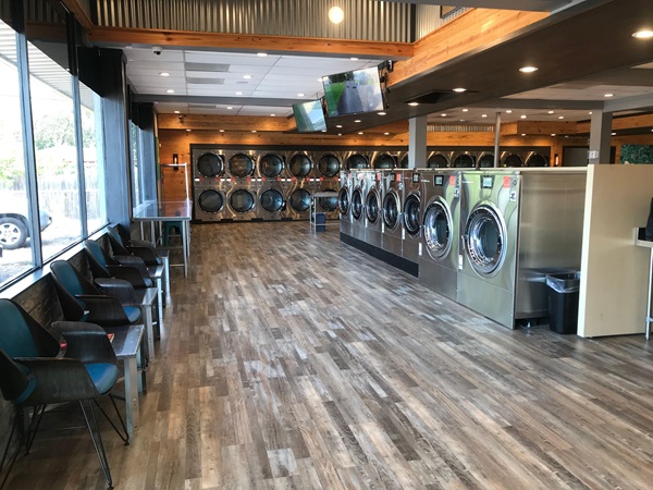 giá giặt đồ ngoài tiệm