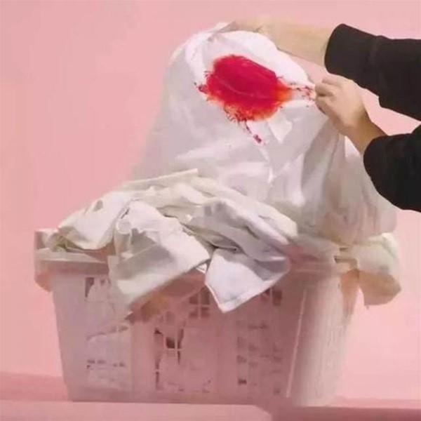 giặt quần áo bị dính máu kinh nguyệt