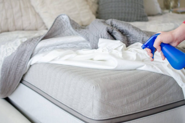 khử mùi nước tiểu trên nệm topper