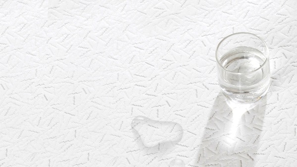 khử mùi nước tiểu trên nệm topper