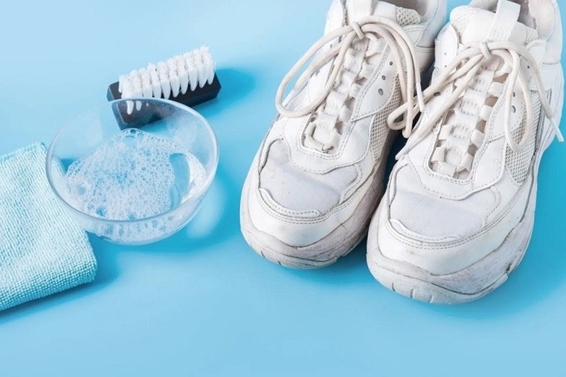 cách làm sạch vết xước trên giày da trắng