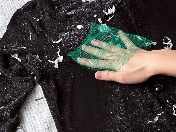 cách xử lý quần áo bị đóng cặn bột giặt