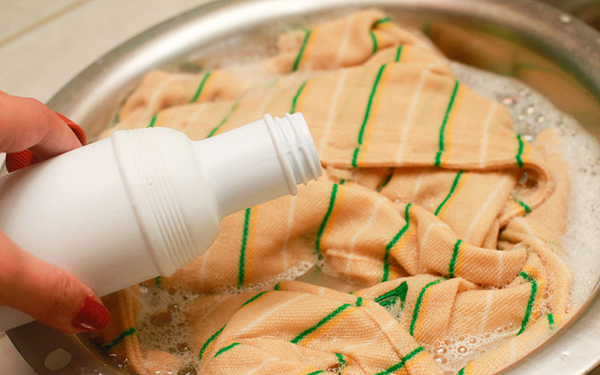 tẩy vết rỉ sét trên quần áo màu