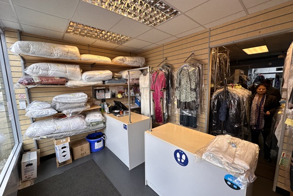 tiệm giặt ủi có hút chân không không