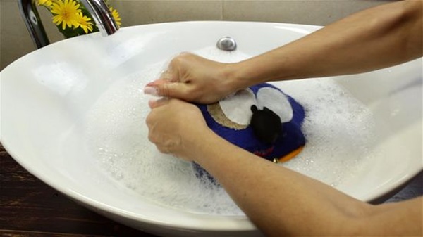 cách giặt gấu bông bị dính mực