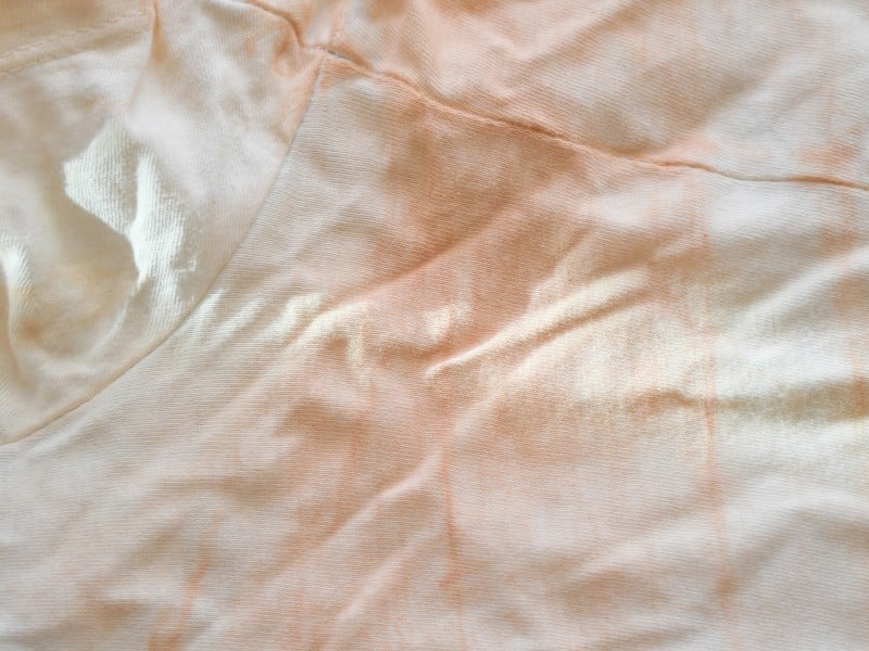 tẩy áo trắng bị loang màu