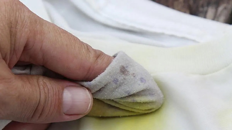 tẩu áo trắng bị loang màu