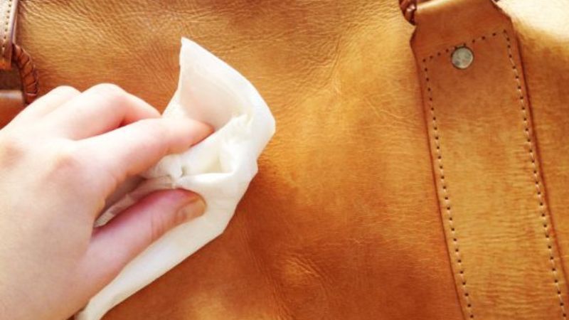 vệ sinh túi xách hàng hiệu