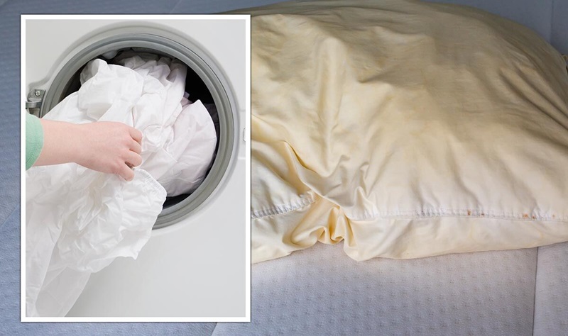 giặt gối bị ố vàng