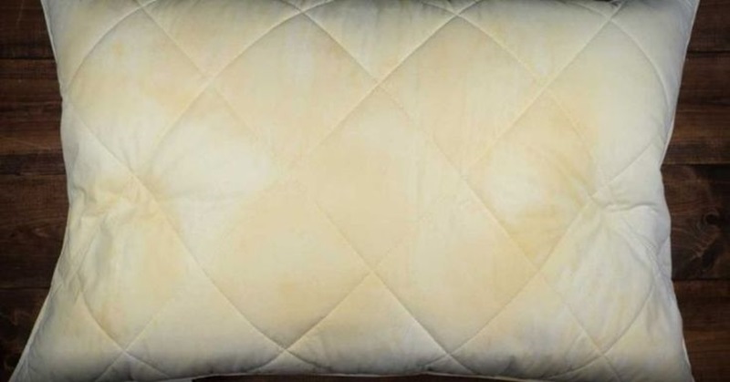 giặt gối bị ố vàng